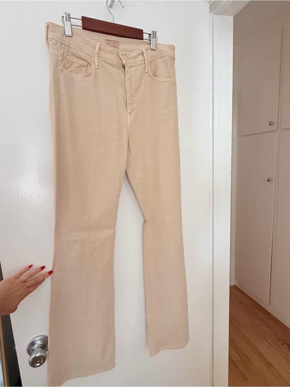 MOTHER The Weekender Flare Jeans – Chalk It Up | Premium Designer Denim - Picture 4 of 7
